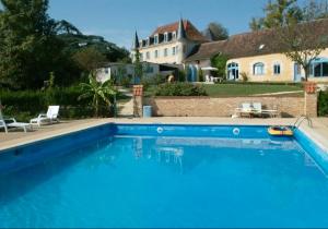 Maison de 5 chambres avec piscine partagee et terrasse amenagee a Queyssac