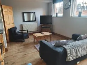 Spacious fully furnished 2 bed appartment next to BAE, - Rampside
