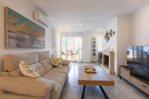 Great views, large terrace & walking distance