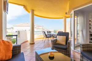 Great views, large terrace & walking distance