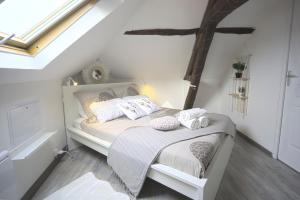 Mon Rêve - By BEST KEYS - Loft Cosy & Charme Authentique - Poutres Apparentes - Centre Ville - Netflix & WiFi Fibre - Smart TV - Machine à Café Nespresso - Check-in Autonome - Parking Facile & Gratuit