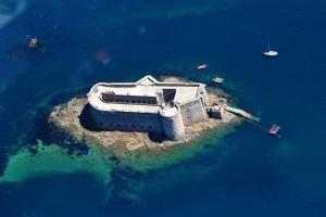 Maisons de vacances Les Hortensias - Maison vue mer Dourduff en mer : photos des chambres