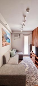 Mikaela's Crib- 1 Bedroom flat @ Arezzo Place Condominium