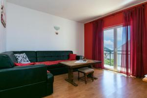 Apartments with a parking space Gradac, Makarska - 14708