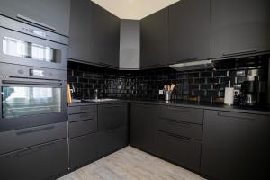 The Loft - Superb 2 bedrooms on top floor with terrace - 10min to Palais & Beach!