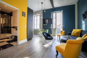 The Loft - Superb 2 bedrooms on top floor with terrace - 10min to Palais & Beach!