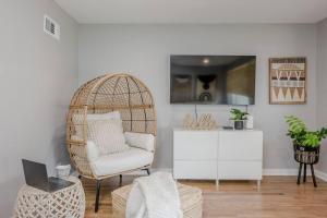 Modern Boho house in Lombard 7 min to Metra