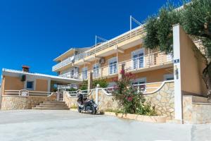 Apartments with a parking space Gradac, Makarska - 5198