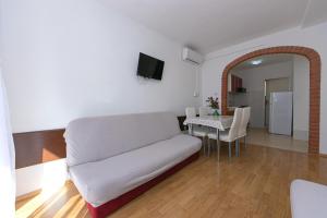 One-Bedroom Apartment with Balcony and Sea View room in Apartments with a parking space Gradac Makarska - 5198