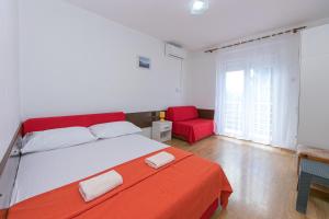 One-Bedroom Apartment with Balcony and Sea View room in Apartments with a parking space Gradac Makarska - 5198