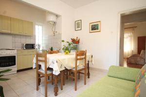 Apartments by the sea Ugljan - 348