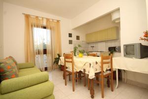 Apartments by the sea Ugljan - 348