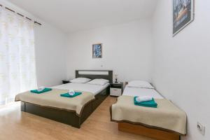 Two-Bedroom Apartment with Balcony and Sea View room in Apartment Gradac 14708b