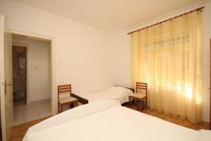 Apartments by the sea Ugljan - 348