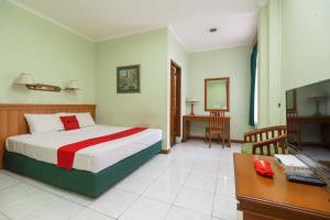 RedDoorz Plus near Kemang Raya