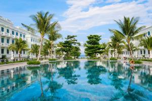 9BR West coast Phu Quoc beach townhouse shared swimming pools