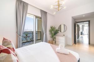 Panoramic Burj Views - Lovely 3BR in Creek Harbour