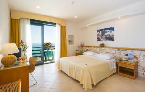 Doppelzimmer mit Balkon und Meerblick