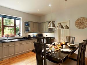 Luxury 5 bedroom Riverside home in town centre - Pass the Keys