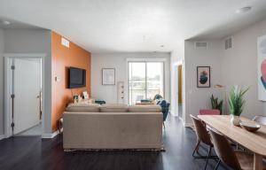 NEW HAPPY TRAIL 2BR CONDO CLOSE TO DOWNTOWN