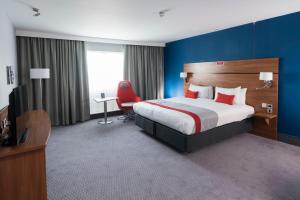 Double Room with Free Hot Breakfast - Accessible room in Holiday Inn Express Birmingham Star City an IHG Hotel
