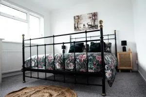 Large 4 BedroomProperty driveway and 3 bathrooms - Orlingbury