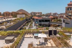 Amazing Cabo Marina condo with private jacuzzi