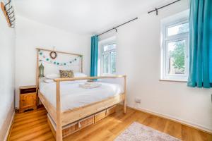 2 story apt on the ground floor at Clapham north