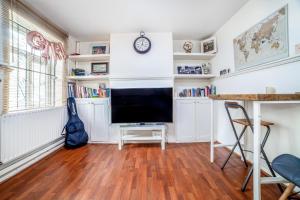 2 story apt on the ground floor at Clapham north