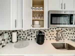 Steps From the beach, renovated 1bd 1 bth