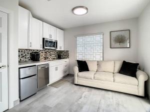 Steps From the beach, renovated 1bd 1 bth