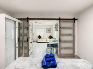 Steps From the beach, renovated 1bd 1 bth