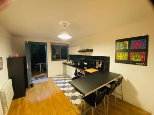 Appartements Grand studio de 38m2 et cour independante de 25m2 dont wifi et Netflix : photos des chambres