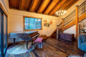2 Blocks to Lake Tahoe! Group Gem w Hot Tub