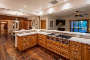 2 Blocks to Lake Tahoe! Group Gem w Hot Tub