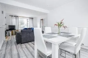 Bright and spacious home with free parking and garden - Mountnessing