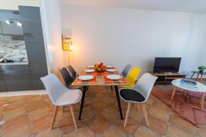 Appartements LE COSY WIFI PARKING GRATUIT TOUTE LA RUE Pour 5 PERSONNES : photos des chambres