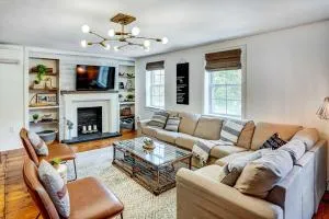 Chic Troy Home Near Downtown, 9 Mi to Albany! - Halfmoon