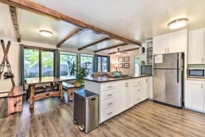 Beautiful Cody Abode with Grill - Walk to Downtown!