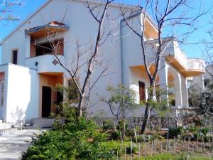 Apartments Krešimir beauty with shadow trees and parking place