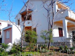 Apartments Krešimir beauty with shadow trees and parking place