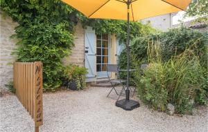 Maisons de vacances Amazing home in Nanclars with Outdoor swimming pool, WiFi and 1 Bedrooms : photos des chambres