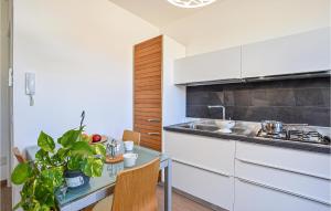 Beautiful Apartment In Pozzallo