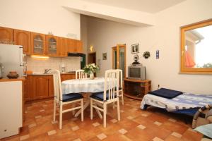 Apartments with parking space Sveti Jakov, Losinj - 8011