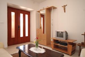 Apartments with parking space Cunski, Losinj - 8010