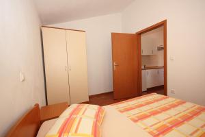 Apartments by the sea Pasman - 8215