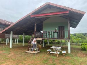 Leks Issan Home and Travel