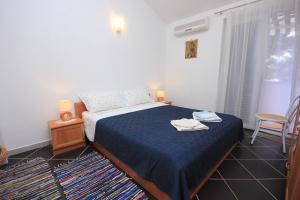 One-Bedroom Apartment with Balcony and Sea View room in Apartments by the sea Artatore Losinj - 7935