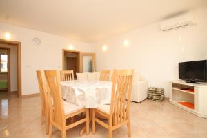 Seaside apartments with a swimming pool Ugljan - 829