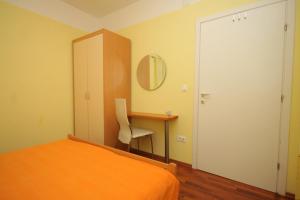 Apartments by the sea Pasman - 8215